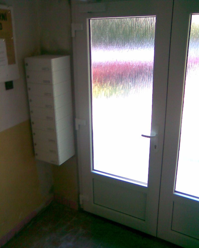 10 - dvoukřídlé dveře se schránkami mimo (pohled zevnitř)
