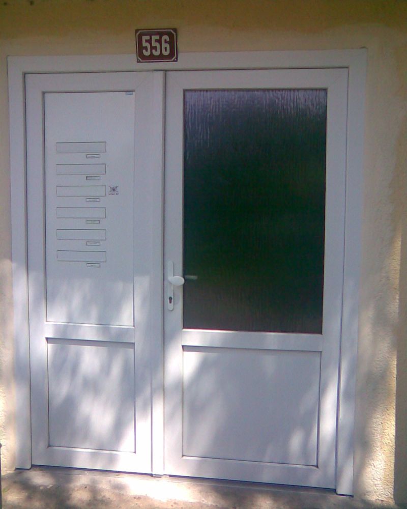 7 - dvoukřídklé dveře s vestavěnými schránkami